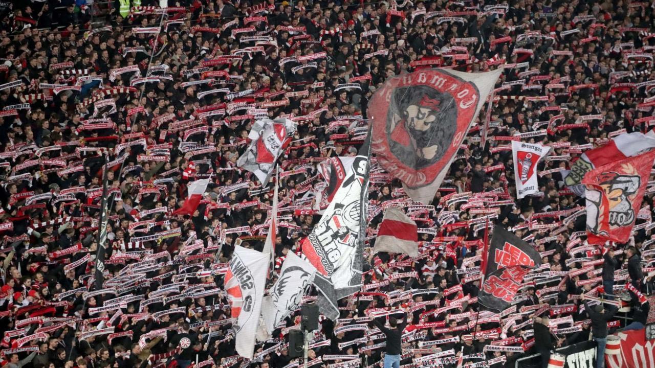 Fußball: Die Fans des VfB Stuttgart bei einem Bundesliga-Heimspiel