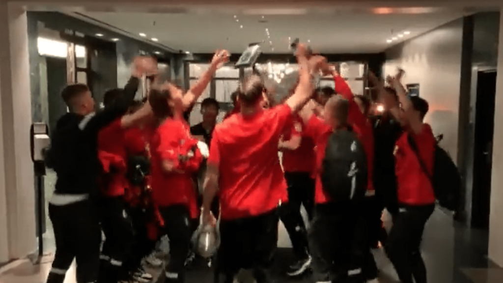 Freiburg-Spieler feiern im Hotel
