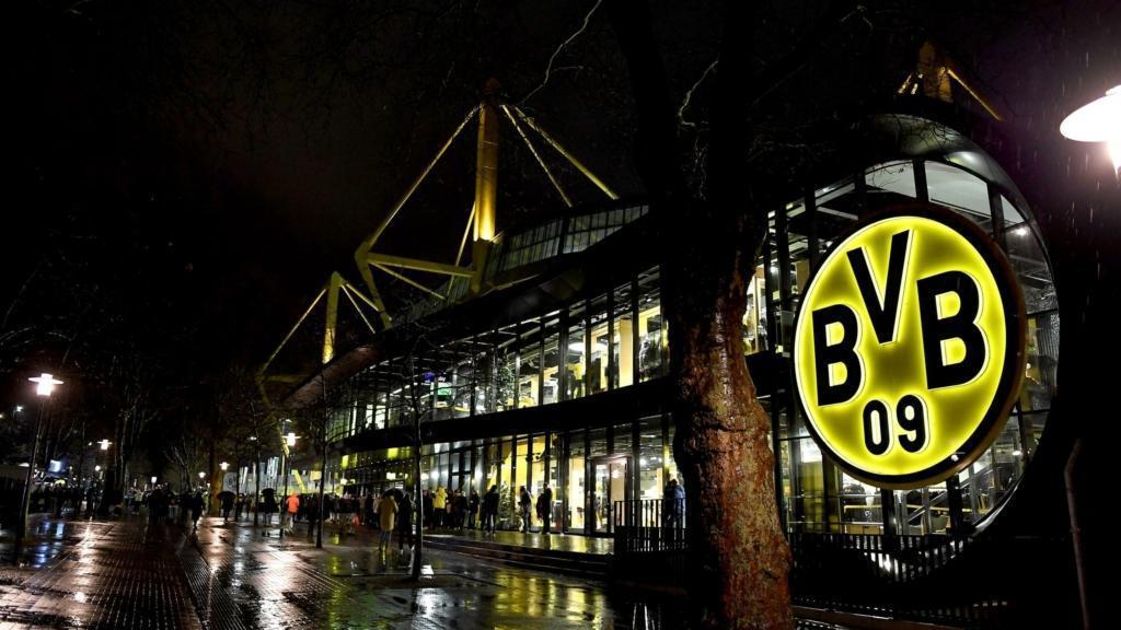 Der Signal Iduna Park, die Heimspielstätte des BVB, bei Nacht.