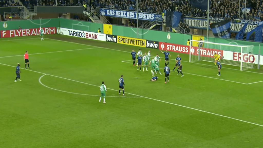 Werder Bremens Niclas Füllkrug erzielt gegen Paderborn das 3:2, doch es wird aberkannt.