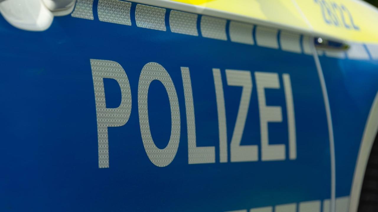 Das Bild zeigt eine Seite eines Fahrzeugs mit der Aufschrift "Polizei". Beim Spiel von Gladbach beim FC Augsburg löste sich ein Schuss aus einer Polizei-Waffe.