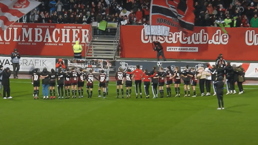 Fans des !. FC Nürnberg feuern das Frauenteam an