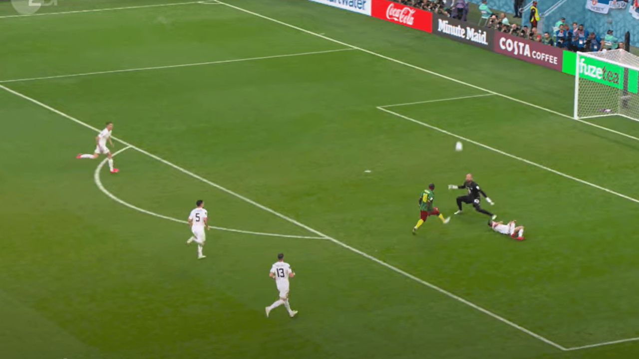 Was für eine Bude! Gegen Serbien trifft Kameruns Vincent Aboubakar bei der WM traumhaft zum zwischenzeitlichen 2:3.