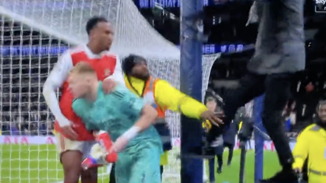 Arsenal-Torwart Aaron Ramsdale wird von einem Tottenham-Fan angegriffen.