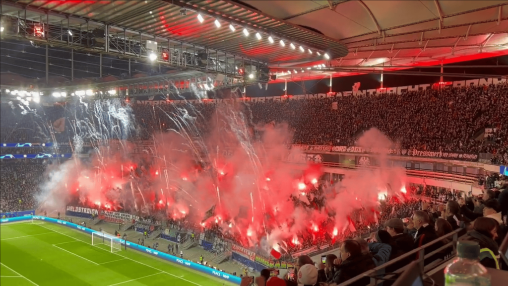 Eintracht Frankfurts Fans veranstalten vor dem CL-Spiel gegen Neapel eine Pyro-Show.