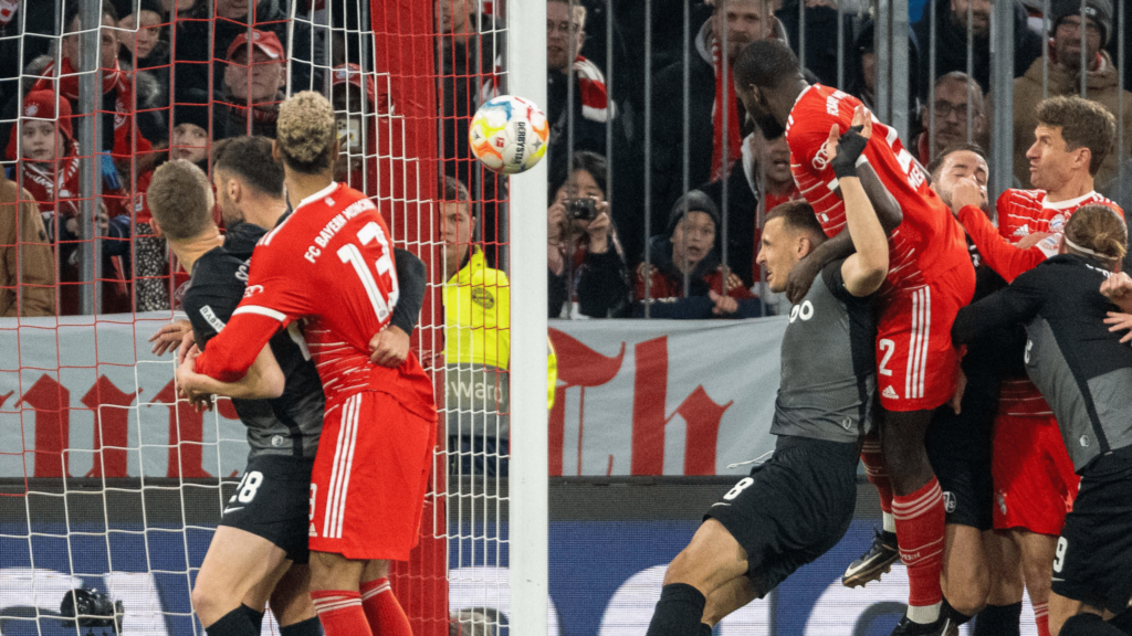 FC Bayern gegen den SC Freiburg: Reaction Action. Upamecano