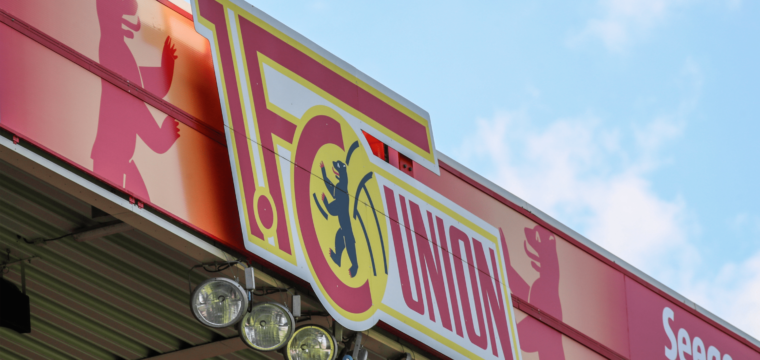 Das Logo von Bundesliga-Verein 1. FC Union Berlin im Stadion An der Alten Försterei