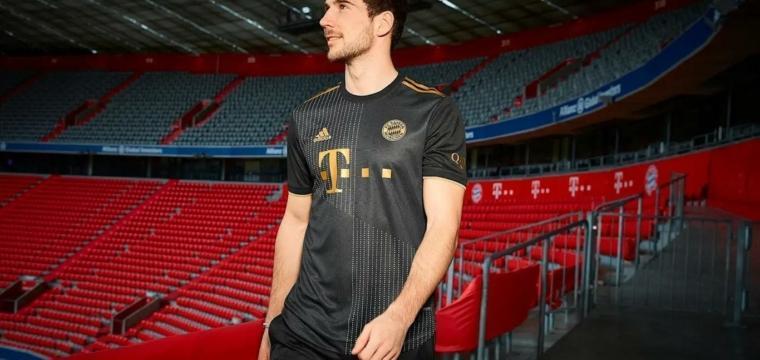 Leon Goretzka im neuen Auswärtstrikot des FC Bayern München