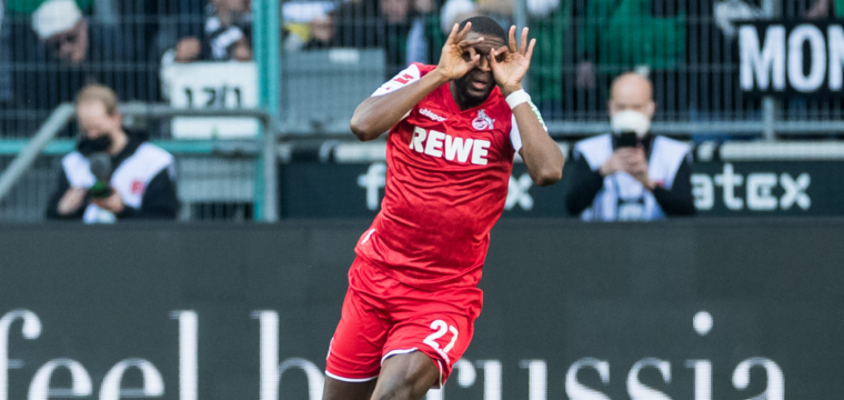 Modeste jubelt nach einem Treffer im Trikot des 1. FC Köln.
