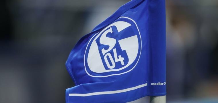 Eine Eckfahne mit Schalke-Logo