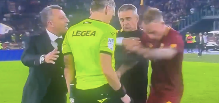 Schiedsrichter Massimiliano Irrati tritt AS Roms Rick Karsdorf auf den Fuß, der schubst den Schiri draufhin.