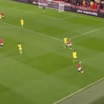 Manchester Uniteds Antony nimmt den Ball an, dreht sich dabei in einer geschmeidigen Bewegung zwei Mal um die eigene Achse.