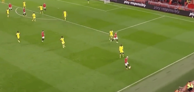 Manchester Uniteds Antony nimmt den Ball an, dreht sich dabei in einer geschmeidigen Bewegung zwei Mal um die eigene Achse.