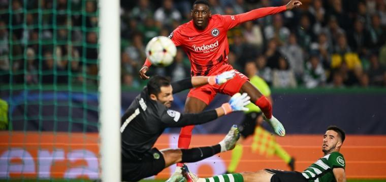 Eintracht Frankfurts Randal Kolo Muani schießt gegen Sporting CP ein Tor.