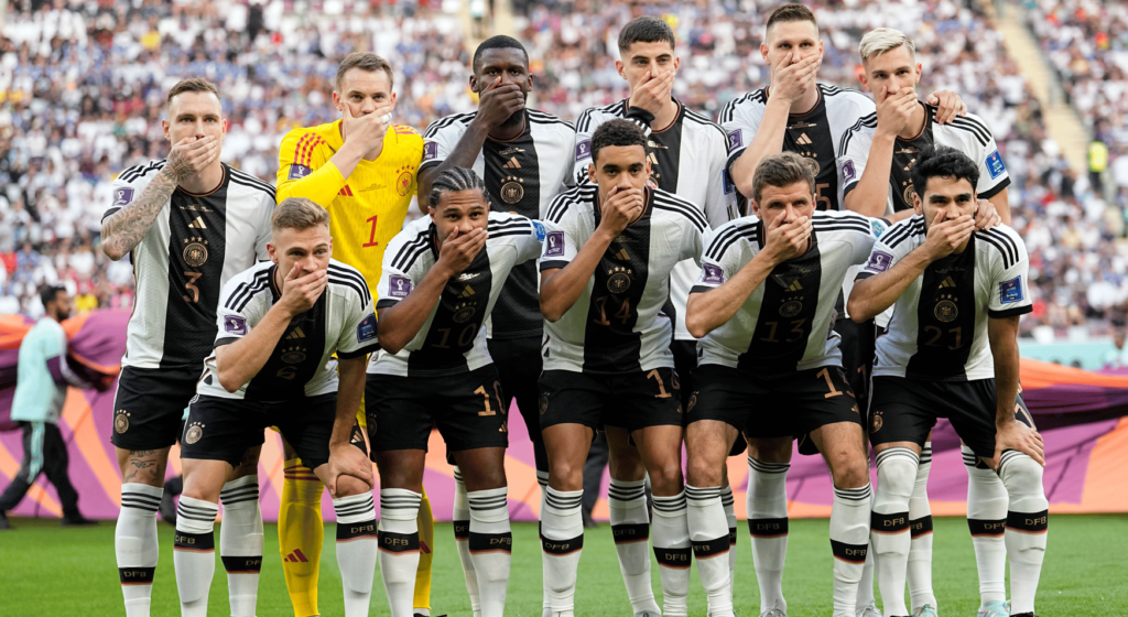 Die DFB-Spieler halten sich beim Mannschaftsfoto aus Protest gegen die FIFA die Hand vor das Gesicht