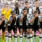 Die DFB-Spieler halten sich beim Mannschaftsfoto aus Protest gegen die FIFA die Hand vor das Gesicht
