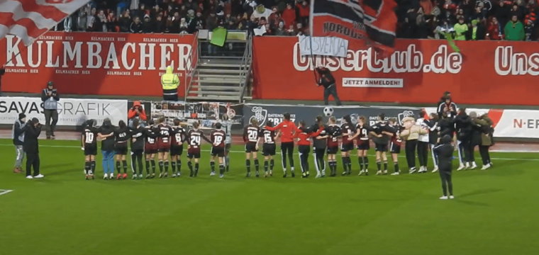 Fans des !. FC Nürnberg feuern das Frauenteam an