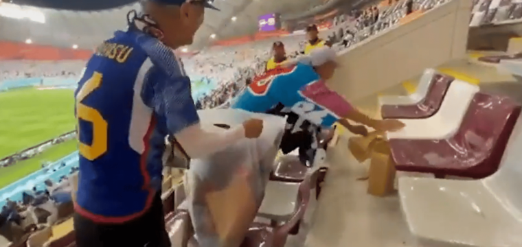 Japan Fans verteilen Müll im Stadion