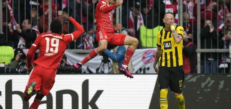 FC Bayern im Topspiel gegen den BVB. Thomas Müller jubelt mit Alphonso Davies, Marius Wolf ist bedient.